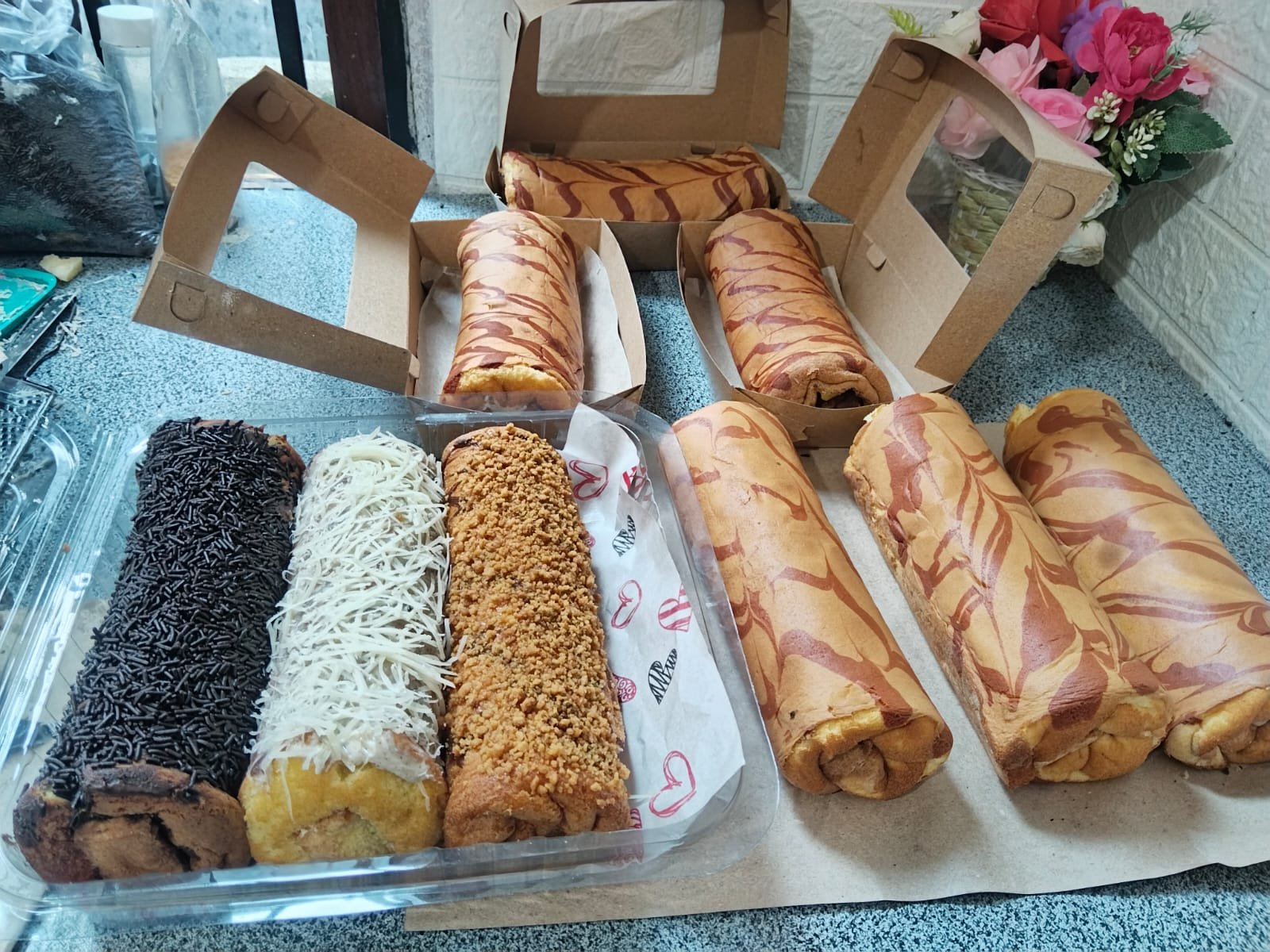 Bolu Gulung Topping