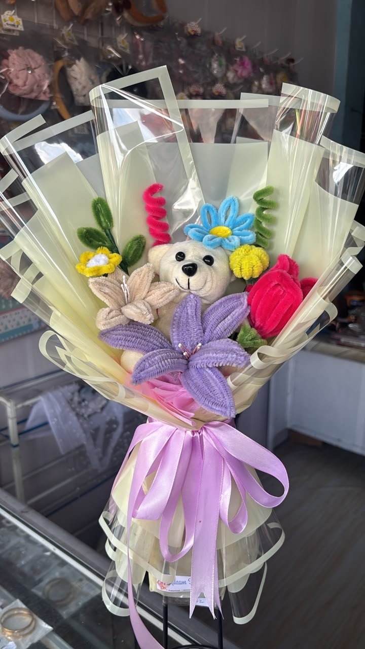 Bucket Bunga Kawat dan Boneka